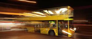 Ein Doppeldeckerbus der BVG ist in der Berliner Nacht unterwegs (Symbolbild).