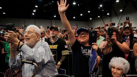Anhänger von Donald Trump feiern den Präsidenten bei einem Auftritt in Las Vegas.