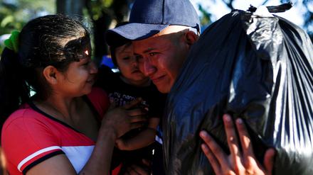 Über viele Grenzen: Ein Auswanderer in El Salvador nimmt Abschied von seiner Familie, bevor er sich der Karawane der Migranten Richtung USA anschließt.