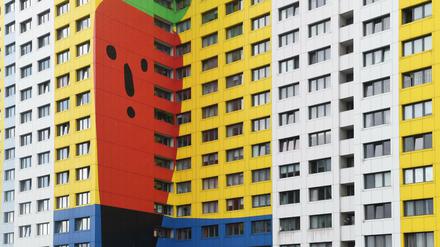 Die auffällige Fassade vom Gustavo-Hochhaus in der Franz-Jacob-Straße am sanierten Platten-Hochhaus.
