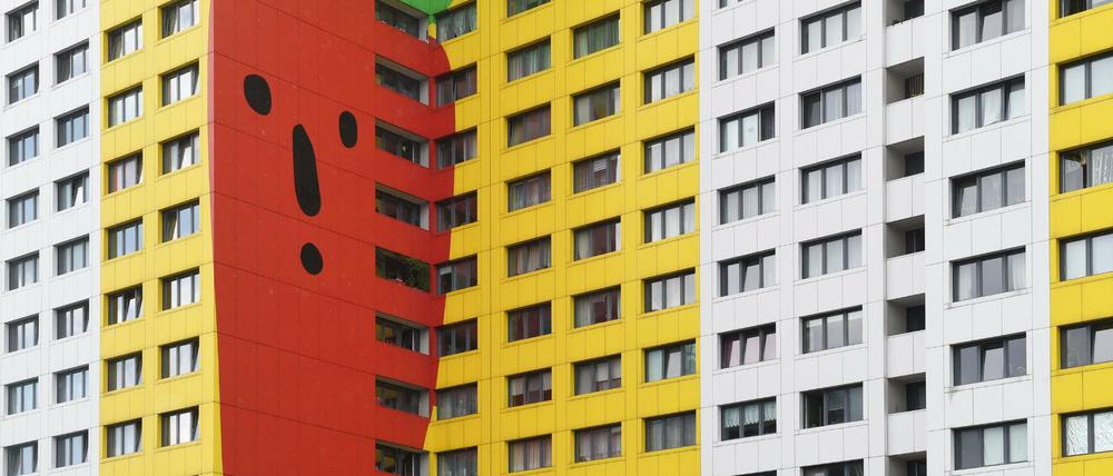 Die auffällige Fassade vom Gustavo-Hochhaus in der Franz-Jacob-Straße am sanierten Platten-Hochhaus.