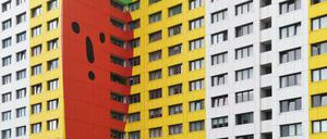 Die auffällige Fassade vom Gustavo-Hochhaus in der Franz-Jacob-Straße am sanierten Platten-Hochhaus.