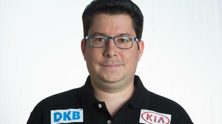 ARCHIV - 01.02.2017, Sachsen, Dresden: Leistungssportreferent Matthias Kulik steht am in Dresden (Sachsen) am Rande einer Pressekonferenz. Die Deutsche Eisschnelllauf-Gemeinschaft hat am Sonntagabend die lange Suche nach einem neuen Sportdirektor beendet. Am letzten Tag der deutschen Meisterschaften in Inzell präsentierte der Verband den Matthias Kulik in dieser wichtigen Position. (zu dpa-Meldung: «Neuer Sportdirektor für Eisschnellläufer» vom 04.11.2018) Foto: Sebastian Kahnert/dpa-Zentralbild/dpa +++ dpa-Bildfunk +++