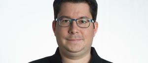 ARCHIV - 01.02.2017, Sachsen, Dresden: Leistungssportreferent Matthias Kulik steht am in Dresden (Sachsen) am Rande einer Pressekonferenz. Die Deutsche Eisschnelllauf-Gemeinschaft hat am Sonntagabend die lange Suche nach einem neuen Sportdirektor beendet. Am letzten Tag der deutschen Meisterschaften in Inzell präsentierte der Verband den Matthias Kulik in dieser wichtigen Position. (zu dpa-Meldung: «Neuer Sportdirektor für Eisschnellläufer» vom 04.11.2018) Foto: Sebastian Kahnert/dpa-Zentralbild/dpa +++ dpa-Bildfunk +++
