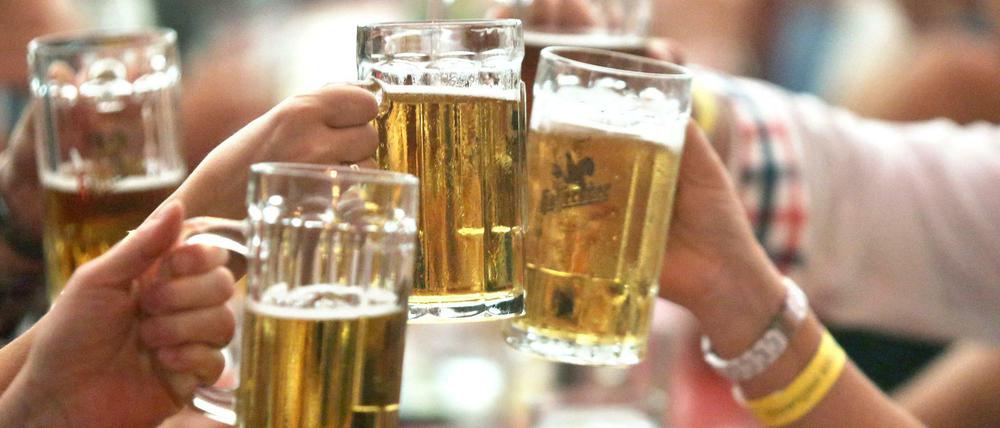 Prosit! Der Trinkspruch stammt aus dem Lateinischen und bedeutet: Es möge nützen!