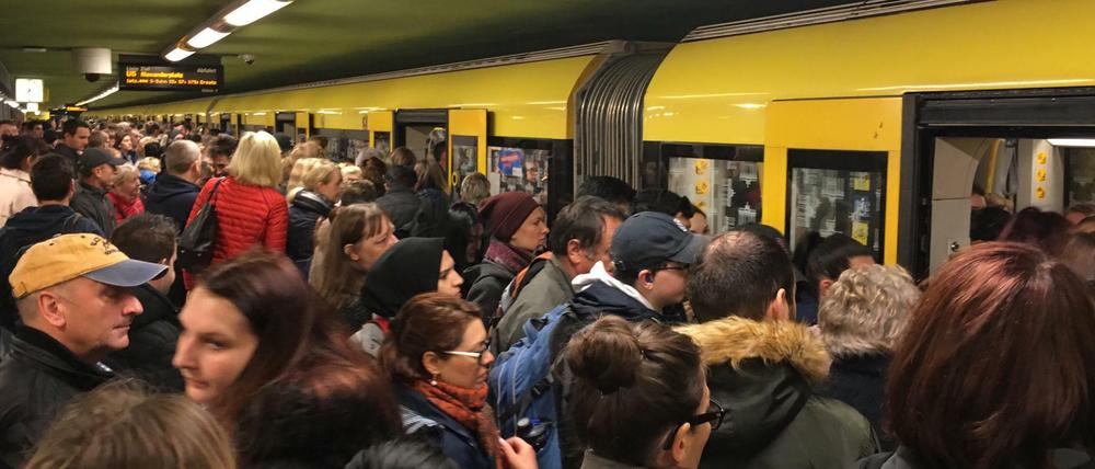 Am Bahnhof Lichtenberg kamen die Fahrgäste gar nicht in die U5.