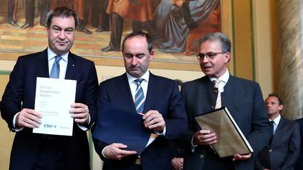 Markus Söder mit dem unterschriebenen Koalitionsvertrag. 