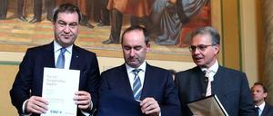 Markus Söder mit dem unterschriebenen Koalitionsvertrag. 