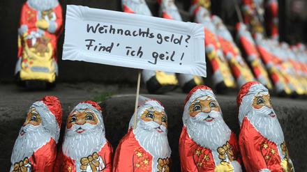 Prämie. Die meisten Tarifbeschäftigten erhalten Weihnachtsgeld. Im Westen ist es mit durchschnittliche 2595 Euro höher als im Osten, wo im Schnitt 2499 Euro gezahlt werden. 