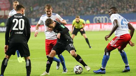 Umkämpfte Angelegenheit. Hamburgs Lewis Holtby im Duell mit Orel Mangala. 