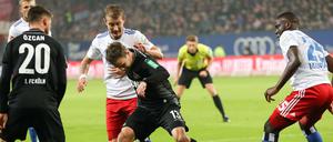 Umkämpfte Angelegenheit. Hamburgs Lewis Holtby im Duell mit Orel Mangala. 