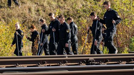 Polizisten suchen auf der ICE-Strecke zwischen Nürnberg und München im Oktober die Schienen ab.
