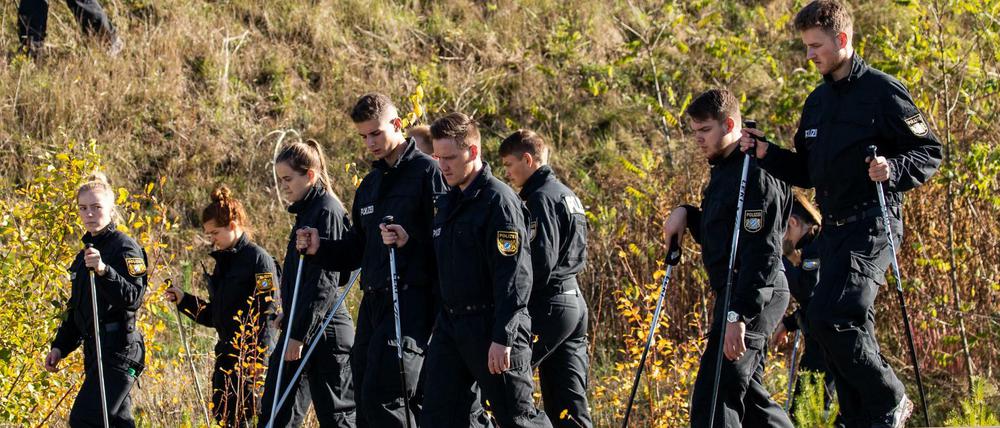 Polizisten suchen auf der ICE-Strecke zwischen Nürnberg und München im Oktober die Schienen ab.