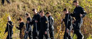Polizisten suchen auf der ICE-Strecke zwischen Nürnberg und München im Oktober die Schienen ab.