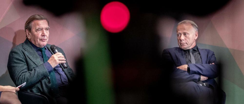 Gerhard Schröder (SPD) und Jürgen Trittin (Bündnis 90/Die Grünen) nehmen an der Podiumsdiskussion: Das "rot-grüne Projekt" zum 20. Jahrestag der Wahl Gerhard Schröders zum Kanzler in der Friedrich-Ebert-Stiftung teil.