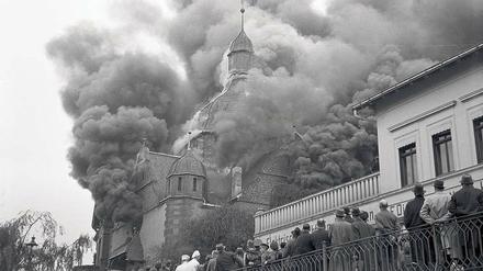 Und die Menschen schauen zu. Am 10. November brennt die Synagoge von Siegen, ein klarer Fall von Brandstiftung. 