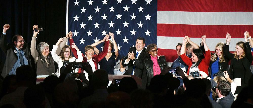 Denver: Leroy Garcia, demokratische Kandidat für den Bundesstaatssenat in Colorado, jubelt mit seinem Team.