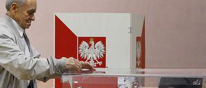 Ein Mann bei der Abstimmung in Polen.