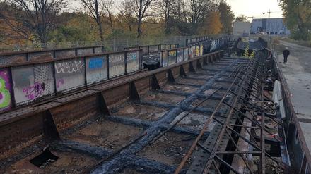 Seit Januar 2016 lagern die ausgebauten Brücken auf einer Brache an der Yorckstraße