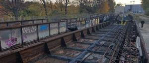 Seit Januar 2016 lagern die ausgebauten Brücken auf einer Brache an der Yorckstraße
