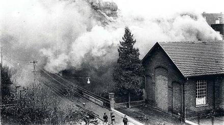 Aus dem Gymnasium heraus hat Fritz Neff die Zerstörung der Synagoge von Brühl heimlich fotografiert. 