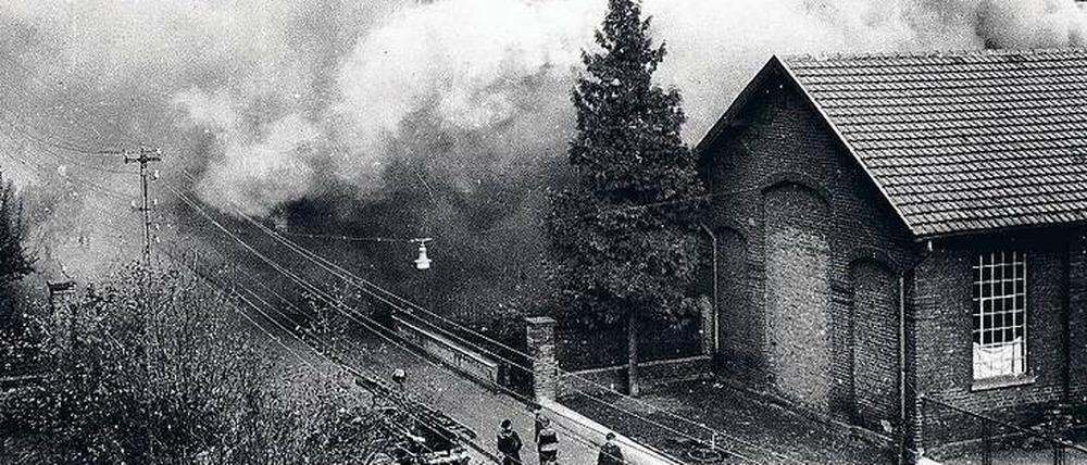 Aus dem Gymnasium heraus hat Fritz Neff die Zerstörung der Synagoge von Brühl heimlich fotografiert.