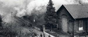 Aus dem Gymnasium heraus hat Fritz Neff die Zerstörung der Synagoge von Brühl heimlich fotografiert. 