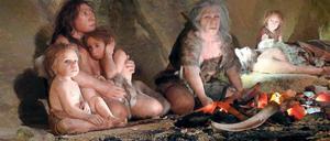 Eine Neandertaler-Familie in modellhaften Darstellung in einem Museum.