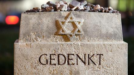 Ein Gedenkstein in Leipzig erinnert an eine Synagoge, die 1938 zerstört wurde. Am 9. November wird an die Reichspogromnacht vor 80 Jahren erinnert.