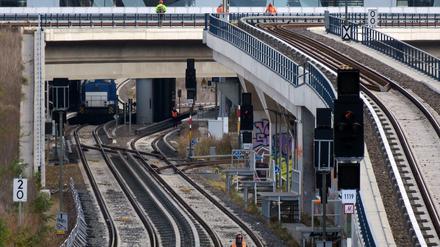 Arbeiter sind auf den S-Bahnschienen kurz vor dem Bahnhof Ostkreuz.