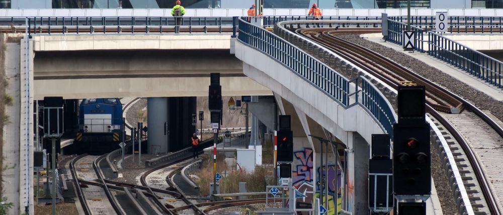 Arbeiter sind auf den S-Bahnschienen kurz vor dem Bahnhof Ostkreuz.
