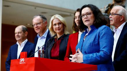 Andrea Nahles mit der SPD-Riege.