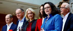 Andrea Nahles mit der SPD-Riege.