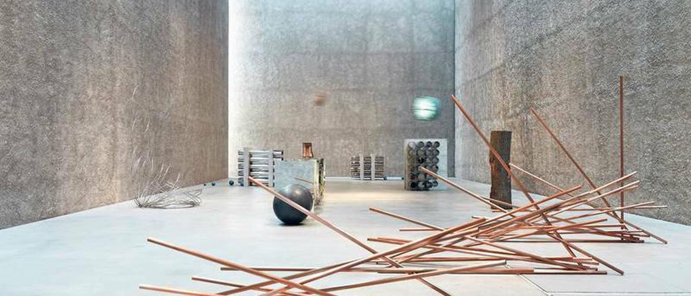 Bühnenpräsenz. Blick in die Ausstellung im großen, umgebauten Schiff der ehemaligen Kirche St. Agnes.
