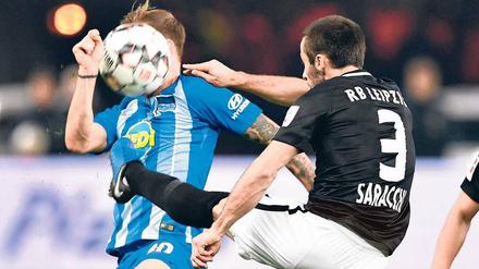 Das war schmerzhaft. Hier bekommt Herthas Ondrej Duda den Ball von Marcelo Saracchi ins Gesicht. 