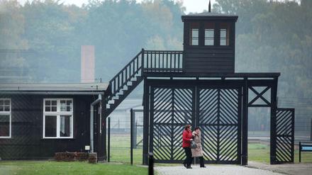 Besucher gehen am Eingang des Stutthof Museums in Sztutowo (Polen) vorbei, in dem an die Verbrechen im ehemaligen Konzentrationslager Stutthof erinnert wird. 