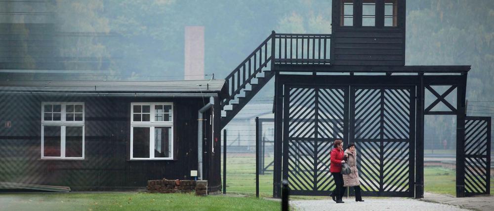 Besucher gehen am Eingang des Stutthof Museums in Sztutowo (Polen) vorbei, in dem an die Verbrechen im ehemaligen Konzentrationslager Stutthof erinnert wird. 