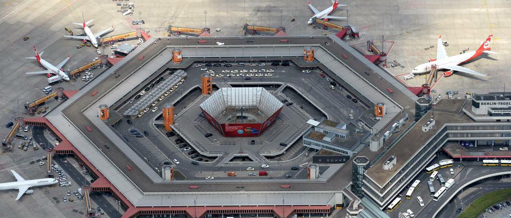 Luftbild es Hauptterminals am Flughafen Tegel.
