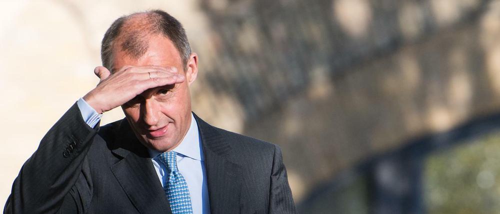 Friedrich Merz (CDU) auf dem Weg zur Pressekonferenz, bei der er seine Kandidatur für den CDU-Parteivorsitz bekanntgab.