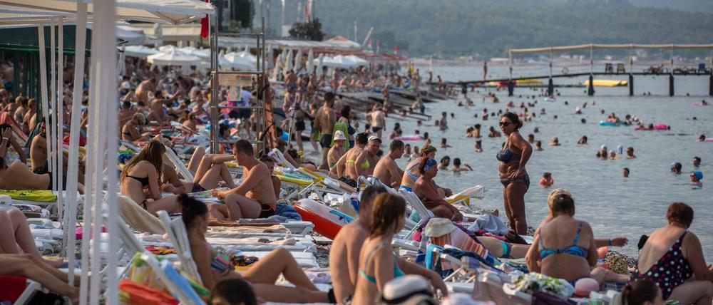 Voll. Viele besonders beliebte Touristenziele wie etwa das türkische Kemer, stehen vor dem Kollaps.
