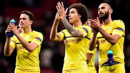 Bewahren Haltung: Die Spieler von Borussia Dortmund bedanken sich nach der Niederlage gegen Atlético Madrid bei den Fans.