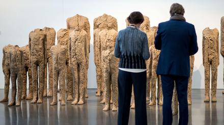 Besucher auf der Kunstmesse Art Düsseldorf 2017. 
