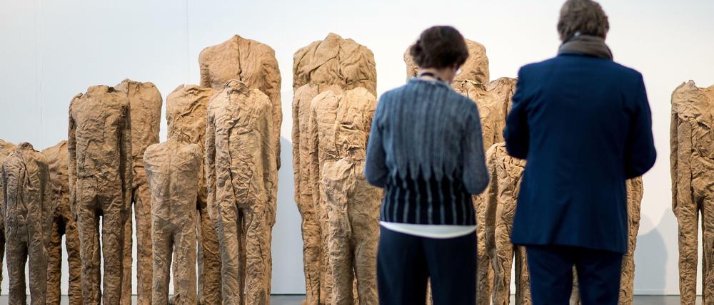 Besucher auf der Kunstmesse Art Düsseldorf 2017.
