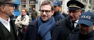 Der französische Schriftsteller Nicolas Mathieu nachdem er in Paris den Literaturpreis Prix Goncourt gewonnen hat. 