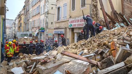 In Marseilles Altstadt sind drei Häuser eingestürzt. Rettungskräfte suchen noch nach Vermissten.