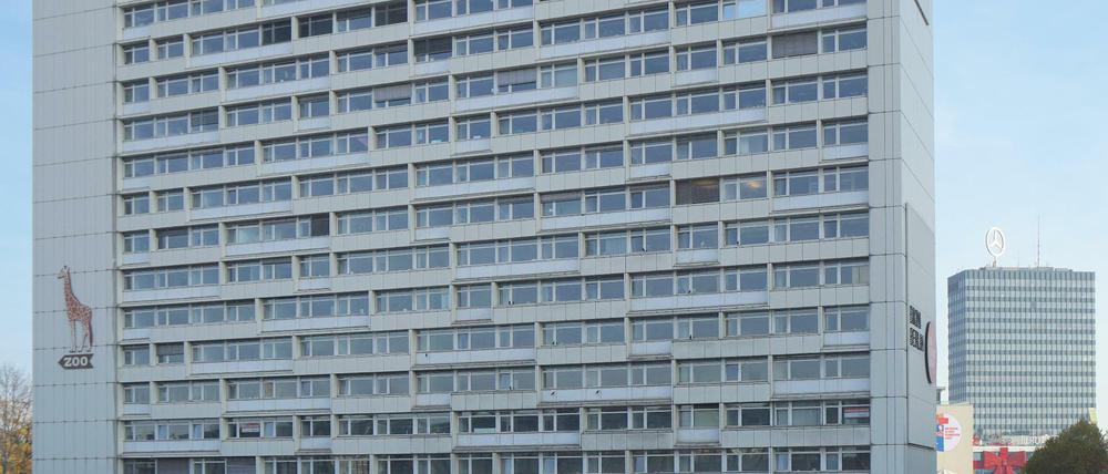 Das 16-stöckige Huthmacher-Haus am Hardenbergplatz in Charlottenburg entstand Mitte der 1950er Jahre. Die heutige Fassade erhielt es 1985.