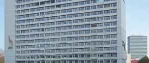 Das 16-stöckige Huthmacher-Haus am Hardenbergplatz in Charlottenburg entstand Mitte der 1950er Jahre. Die heutige Fassade erhielt es 1985.