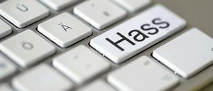 Computertastatur mit fiktiver Hasstaste, Bildmontage.