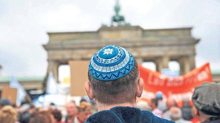 Berlin trägt Kippa. Postsowjetisch, deutsch, jüdisch? Die Identität vieler Migranten vereint, wie im Fall unseres Autors, unterschiedlichste Facetten.