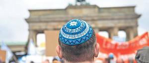 Berlin trägt Kippa. Postsowjetisch, deutsch, jüdisch? Die Identität vieler Migranten vereint, wie im Fall unseres Autors, unterschiedlichste Facetten.